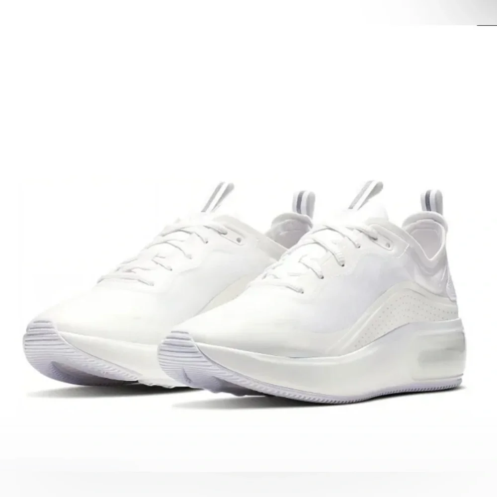 Nike | Women’s white/lavendar Air Max Dia lace up sneakers, lavender accents 8.5